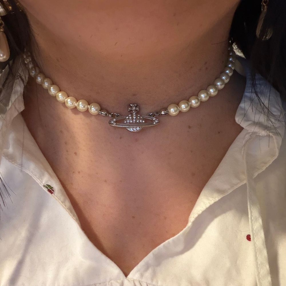 Vivienne Westwood Cream Pearl Chocker with Silver Pendant Orb - Picture 8 of 8